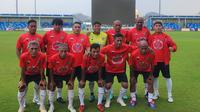 Dalam Turnamen Friendly Match Asia di Thailand 24-26 Februari, Indonesia mengangkat trofi juara. Namun turnamen itu masuk kategori U-45. (Bola.com/Iwan Setiawan)