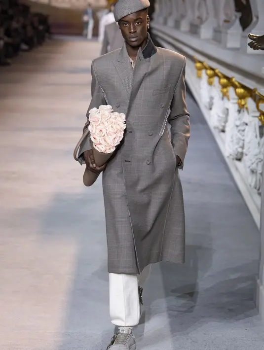 Dari gradasi warna abu-abu dan pastel, bertemu dengan jahitan maskulin khas Inggris, haute couture khas Prancis dalam siluet busana pria yang baru dan lebih bebas. Semuanya disatukan dalam gaya khas Prancis, dengan bordir yang berani dan mewah. Foto: Document/Dior.