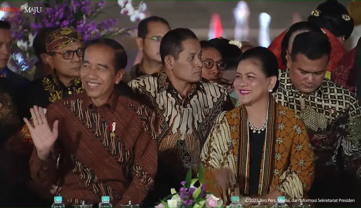 Acara Istana Berbatik baru saja digelar pada Minggu (1/10/2023) malam di Istana Negara. Semua tamu undangan yang hadir, termasuk Presiden Jokowi dan Ibu Negara Iriana juga kompak mengenakan batik. [Foto: YouTube/Sekretariat Presiden]