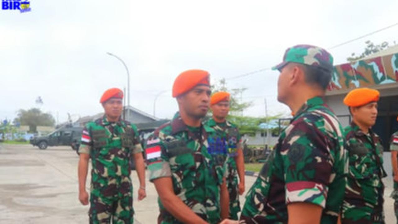 Tahu Anak Kepala Suku, Letjen Kunto Arief Langsung Colek Pipi Anggota TNI AU Asal Atambua Ini 'Salam ya