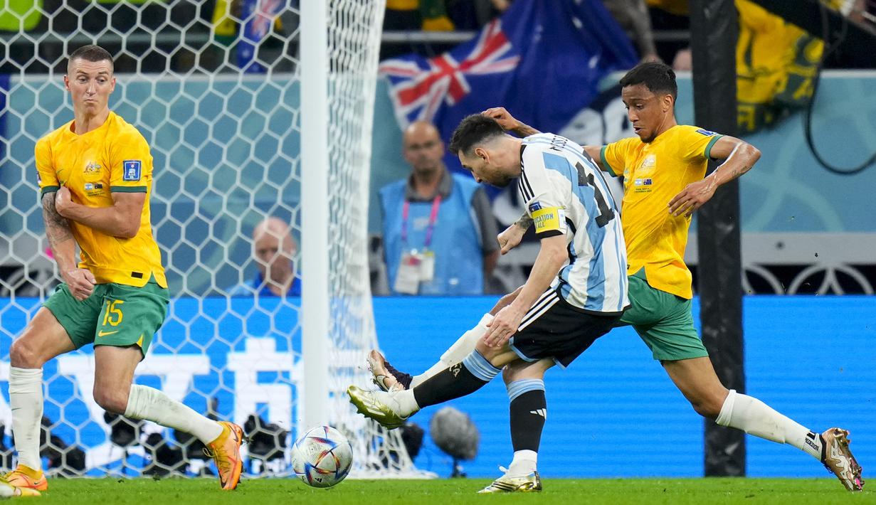 Pada menit ke-35 Argentina berhasil unggul 1-0 lewat gol Lionel Messi. Gol dicetak leat eksekusi tendangan datar melengkung yang menyusur rumput hingga tak mampu dijangkau kiper Australia, Mathew Ryan. Keunggulan satu gol Argentina bertahan hingga babak pertama usai. (AP/Petr David Josek)