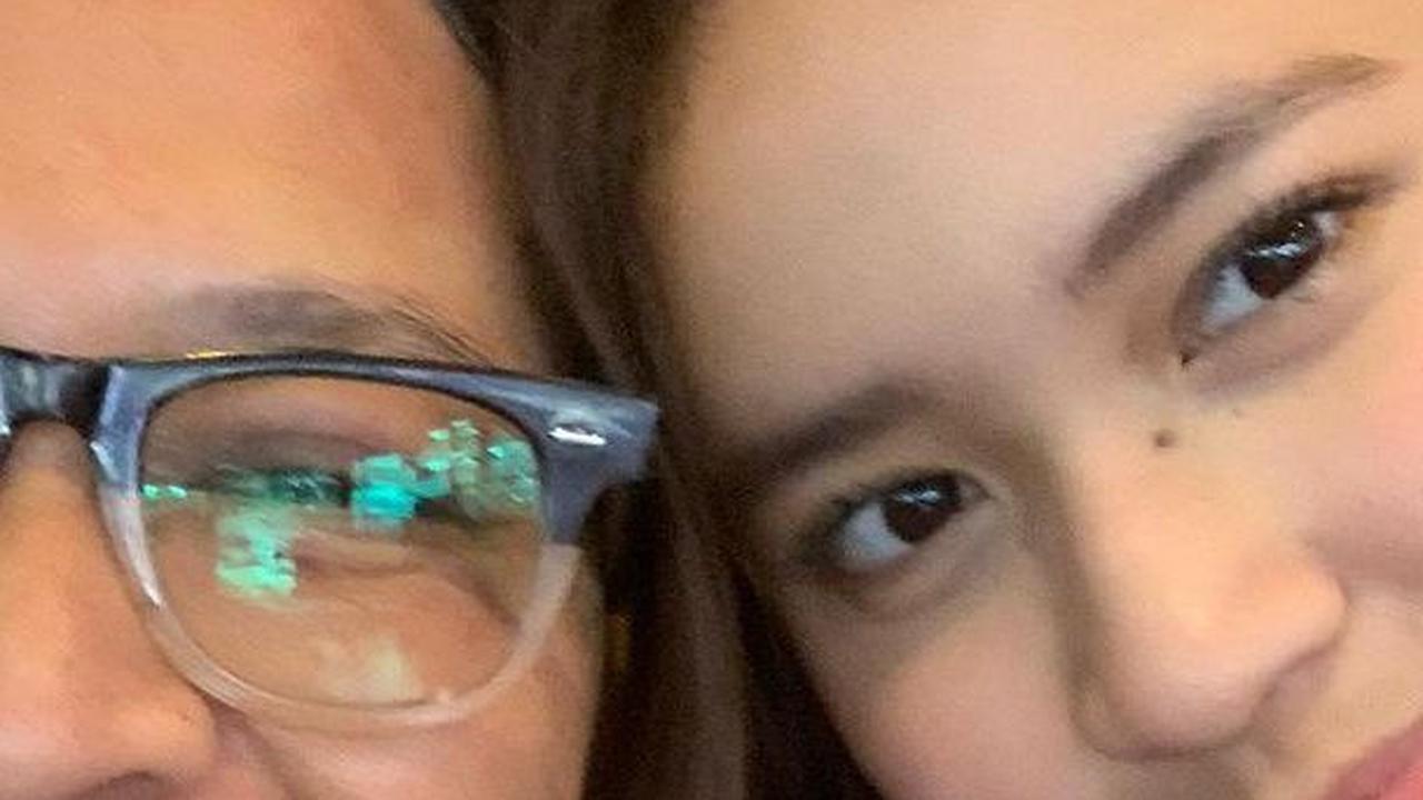 Mereka berdua terlihat sangat bahagia saat bermain bersama.<br>