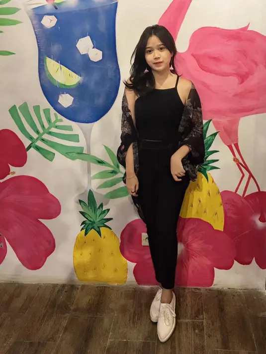 Seperti perempuan sepantarannya, Jodie memang kerap tampil modis dalam kesehariannya.  Dan kali ini dengan paduan black outfit dan sneakers putihnya sangat pas dikenakan Jodie. (Instagram/brisiajodie96)
