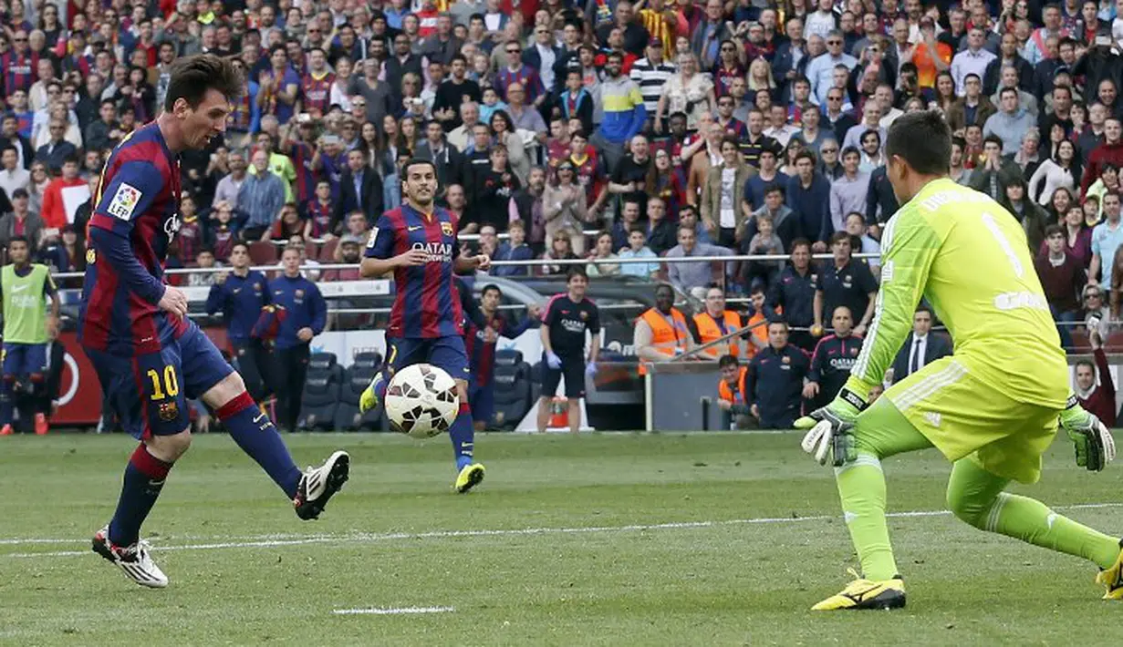 Messi berhasil menggandakan keunggulan Barcelona di masa injury time babak kedua. Meski sempat diblok, tapi The Messiah langsung menyambar bola rebound dan berhasil mencetak gol. (REUTERS/Albert Gea)