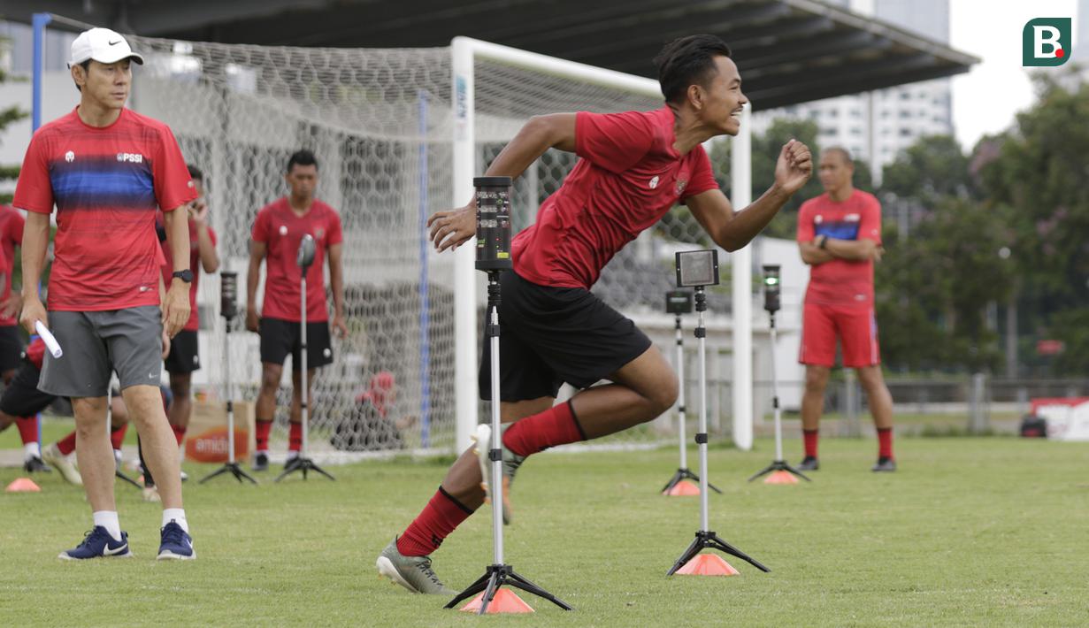 Pemain Timnas Indonesia saat latihan di Lapangan G, Senayan, Jakarta, Rabu, (19/2/2020). Pada sesi latihan kali ini Timnas menjalani tes fisik dengan menggunakan alat Smart Gate. (Bola.com/M Iqbal Ichsan)