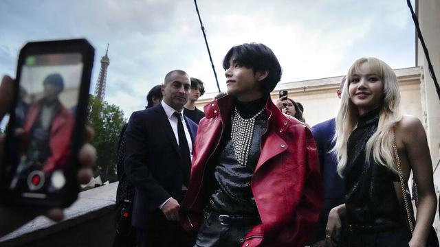 V BTS dan Lisa Blackpink. (AP Photo/Francois Mori)