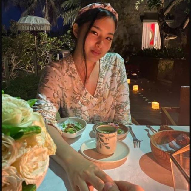 Chef Arnold Dinner Bareng Istri di Resor Mewah, Berapa Tarifnya?
