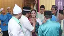 Anak kedua pasangan Ayu Dewi dan Regi Datau, Mohamad Aqlan Ukasyah Datau di potong rambutnya saat prosesi Mohuntingo di kawasan Tebet, Jakarta, Minggu (27/08). (Liputan6.com/Herman Zakharia)