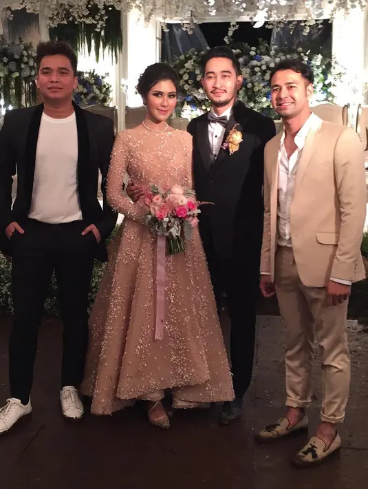 Billy Syahputra saat datang ke pernikahan Syahnaz Sadiqah dan Jeje Govinda, mendapatkan uang dari Raffi Ahmad. Jiwa ksatria Billy rupanya dihargai oleh Raffi Ahmad sebesar Rp 15 juta cash. (instagram/bilsky16)