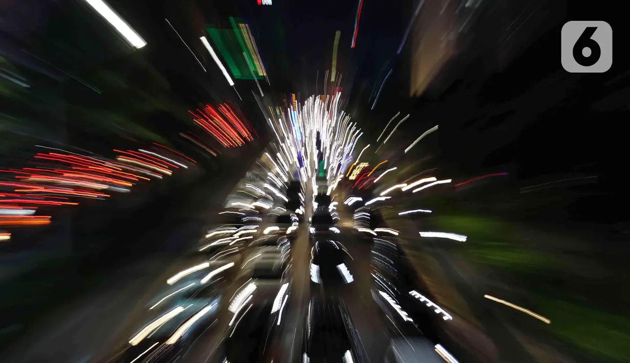 Sejumlah kendaraan melintas di Jalan Jenderal Sudirman, Jakarta, Kamis (31/3/2022). Jalan Jenderal Sudirman terpantau mulai padat saat jam pulang kantor pada PPKM Level 2. (Liputan6.com/Herman Zakharia)