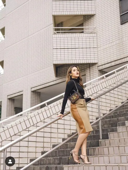 Ingin terlihat feminim saat ngantor? Kamu bisa tiru gaya Raisa yang memakai baju lengan panjang yang dipadukan dengan rok di bawah dengkul. Bagian kaki, kamu bisa memakai high heels [instagram/raisa6690]