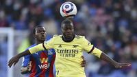 Penyerang Arsenal, Nicolas Pepe berebut bola dengan bek Crystal Palace, Tyrick Mitchell  pada pekan ke-37 Liga Inggris, Kamis (20/5/2021) dini hari WIB. The Gunners -julukan Arsenal- menang dengan skor 3-1 di markas Crystal Palace. (Justin Setterfield/Pool Photo via AP)