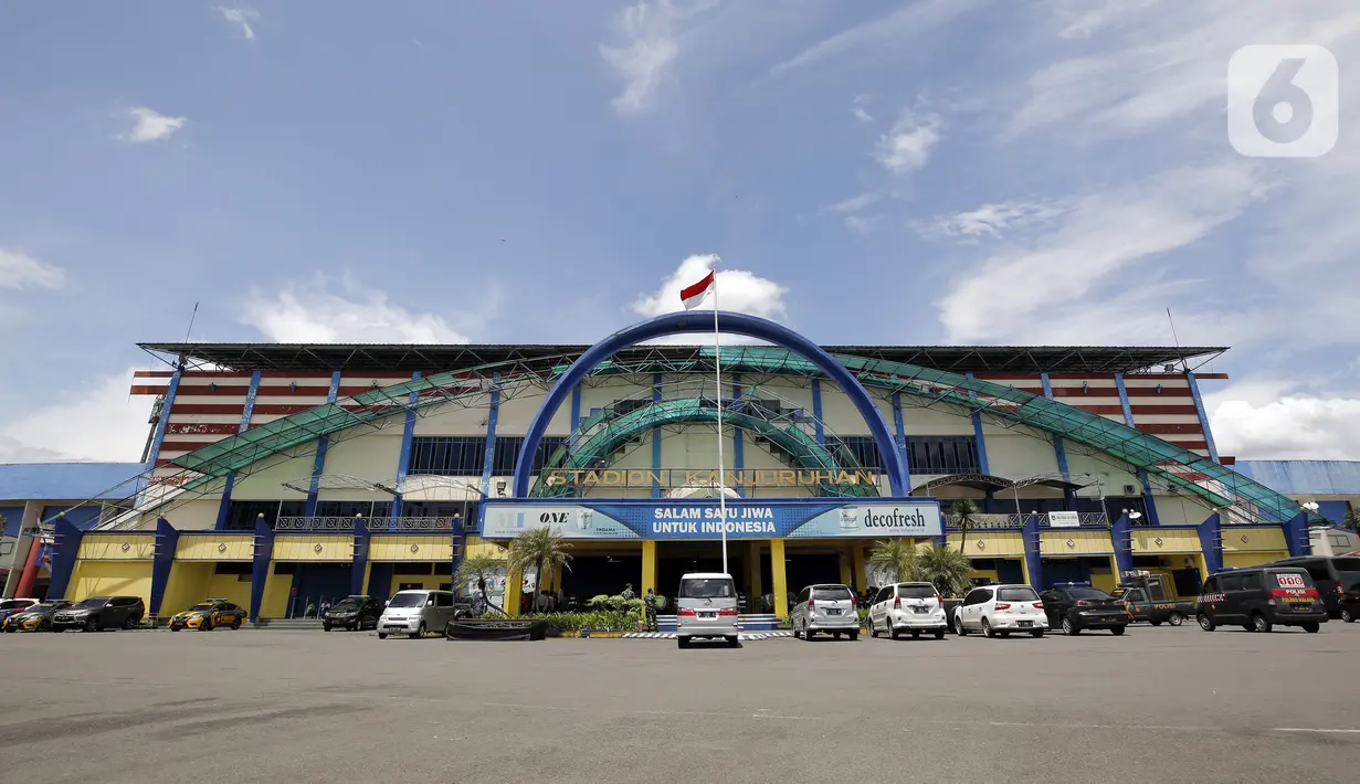 Suasana Stadion Kanjuruhan jelang pertandingan sepak bola Piala Menpora 2021, Malang, Jawa Timur, Senin (22/3/2021). (Bola.com/Arief Bagus)