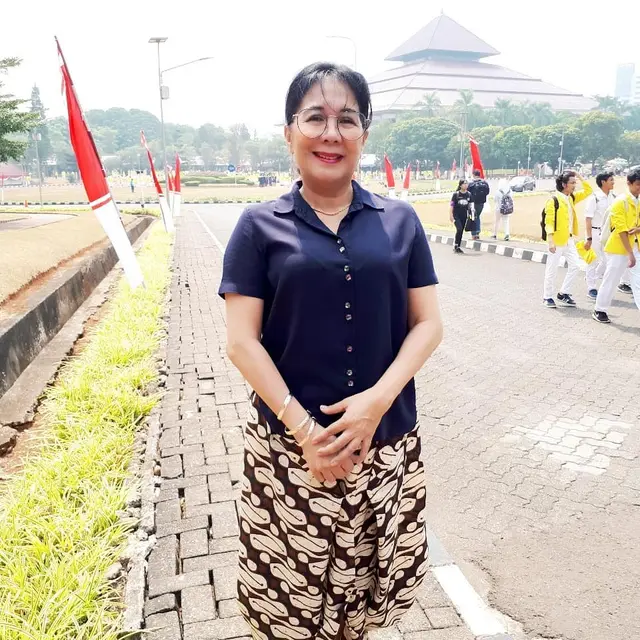 7 Potret Tetty Nasution, Ibunda Raditya Dika yang Jarang Tersorot