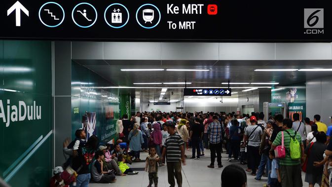 Antrean calon penumpang saat membeli tiket untuk menggunakan layanan transportasi Moda Raya Terpadu (MRT) di Stasiun Bundaran HI, Jakarta, Rabu (3/4). Layanan MRT dimulai pukul 05.30 WIB hingga 22.01 WIB. (merdeka.com/Imam Buhori)