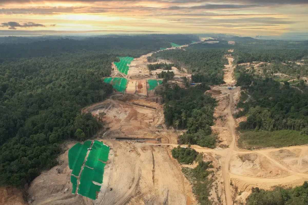 PT Wijaya Karya (Persero) Tbk (WIKA) terus mengebut pekerjaannya pada proyek Ibu Kota Nusantara (IKN), salah satunya pada pembangunan Jalan Tol IKN Segmen 3B KKT Kariangau - SP. Tempadung.(Foto: Wijaya Karya)