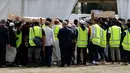 Pelayat membawa jenazah korban penembakan masjid untuk dimakamkan di Memorial Park Cemetery, Christchurch, Selandia Baru, Rabu (20/3). Setelah diserahkan kepada keluarga, sebagian jenazah akan segera dikebumikan. (AP Photo/Mark Baker)