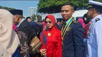 Bikin Haru, Momen Letda Axel Fahreza Peraih Adhi Makayasa TNI AU Sujud di Kaki Ibu Usai Dilantik Prabowo