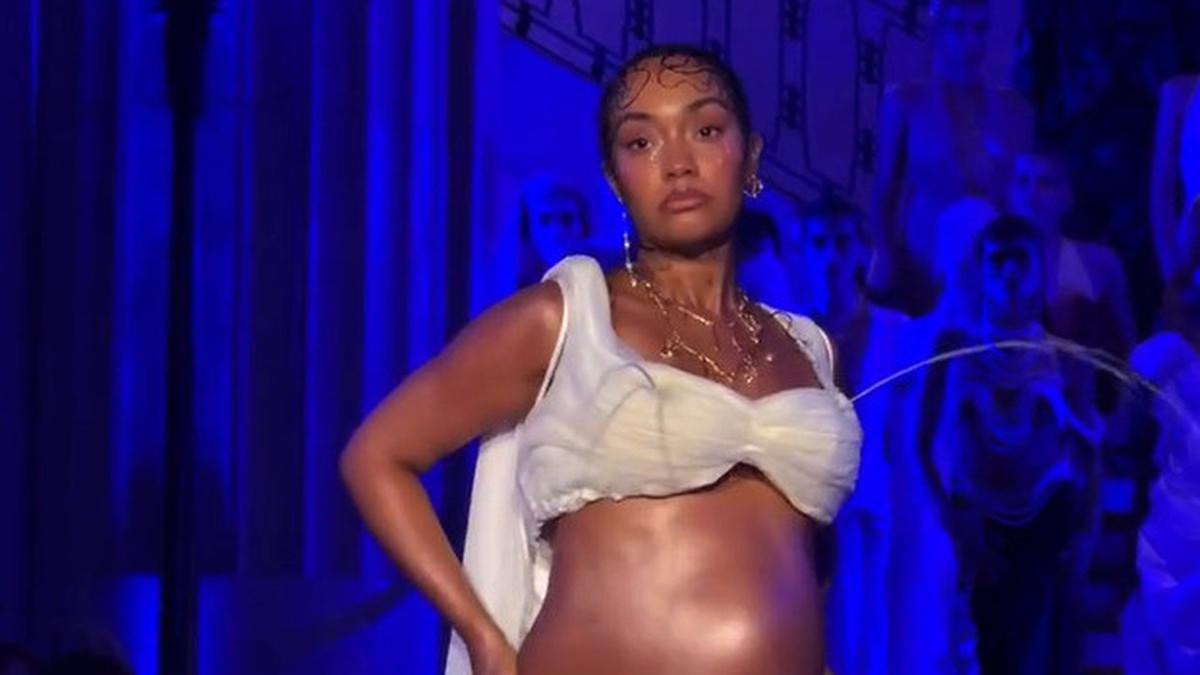 Leigh-Anne Pinnock eks Little Mix Bikin Heboh di London Fashion Week, Cairan Mirip ASI Keluar dari Dadanya