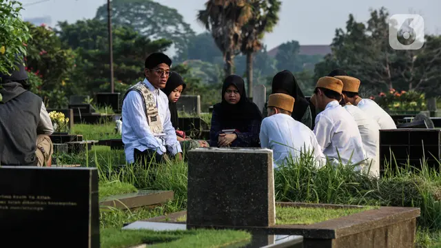 Ziarah Kubur Jelang Ramadhan di TPU Tanah Kusir
