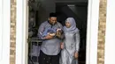 Sepasang suami istri menggendong bayi mereka yang baru lahir saat prosesi aqiqah di Banda Aceh, Aceh, 4 November 2021. Aqiqah adalah tradisi menyambut bayi yang baru lahir dalam agama Islam. (CHAIDEER MAHYUDDIN/AFP)