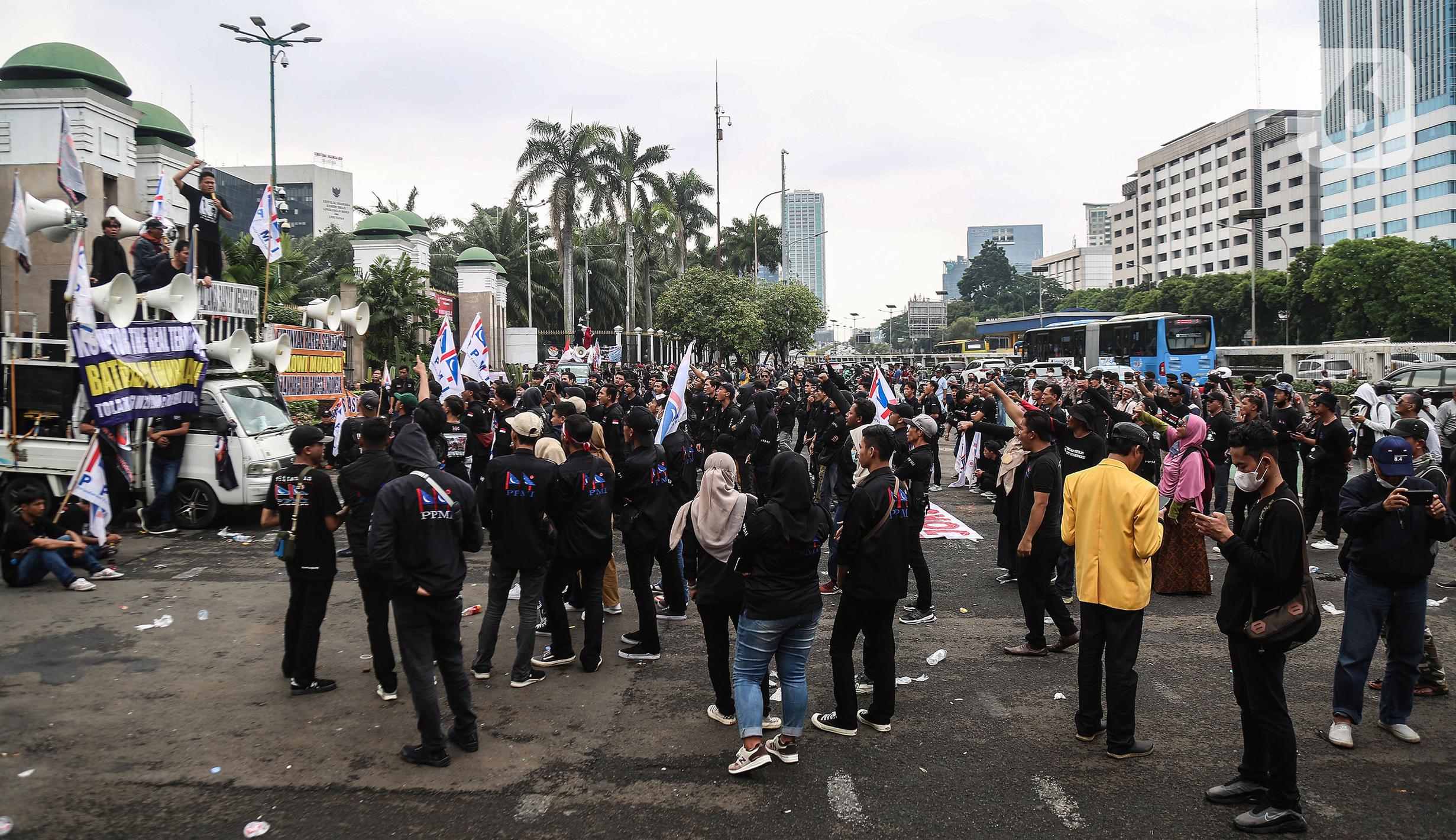 FOTO: Demonstran Geruduk Gedung DPR Tuntut Omnibus Law hingga Harga Sembako