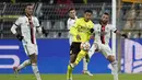 Pemain Dortmund Jude Bellingham berebut bola dengan pemain Besiktas Umut Meras pada pertandingan Grup C Liga Champions di Signal Iduna Park, Jerman, Rabu (8/12/2021). Dortmund menang telak atas Besiktas dengan skor 5-0. (AP Photo/ Martin Meissner)