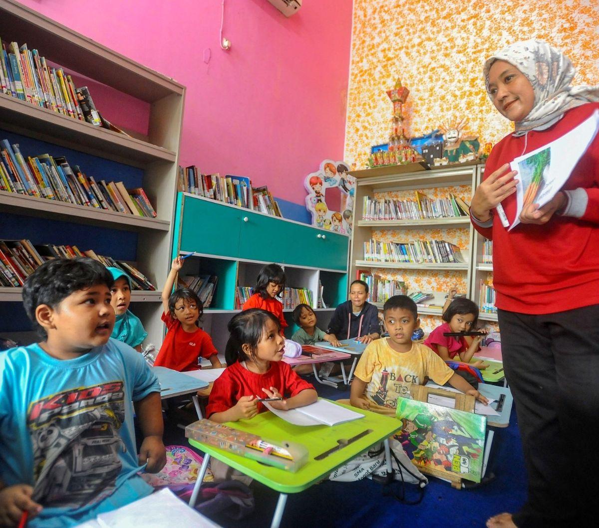 Suasana ceria terlihat di Ruang Publik Terpadu Ramah Anak (RPTRA) Malinjo, Kelurahan Pejaten Barat, Pasar Minggu, Jakarta Selatan, pada Senin (10/9/2024). Puluhan anak-anak PAUD dan SD antusias mengikuti kelas tambahan belajar Bahasa Inggris. Foto: merdek