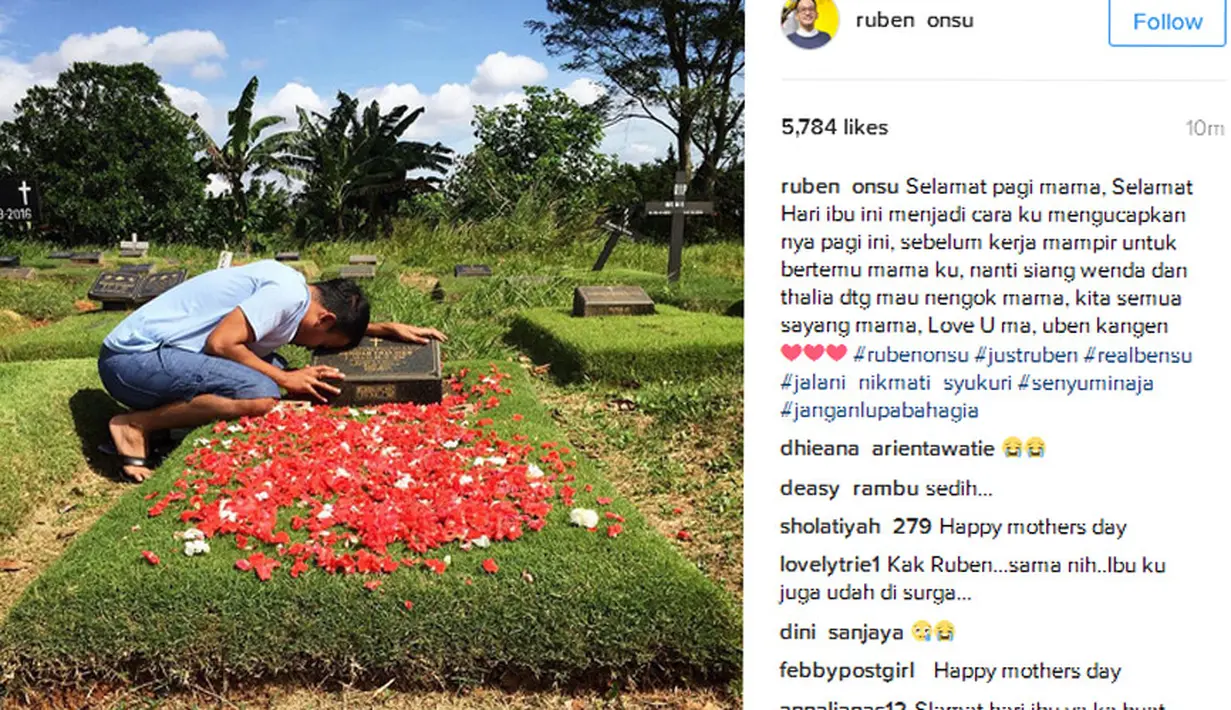 Ruben Onsu, di hari Ibu 22 Desember 2016 mengunjungi makam sang Ibu di pagi harin sebelum mulai bekerja. Ruben juga menuliskan ungkapan kerinduannya pada sang mama. Ruben terlihat sedang memeluk batu nisan makam ibundanya. (Instagram/Rubenonsu)
