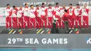 Atlet polo air putra Indonesia menerima medali perak saat seremoni pemberian medali pada cabang polo air putra SEA Games 2017 di National Aquatic Centre, Kuala Lumpur, Minggu (20/8). Tim Merah Putih menang 12-5 atas Filipina (Liputan6.com/Faizal Fanani)