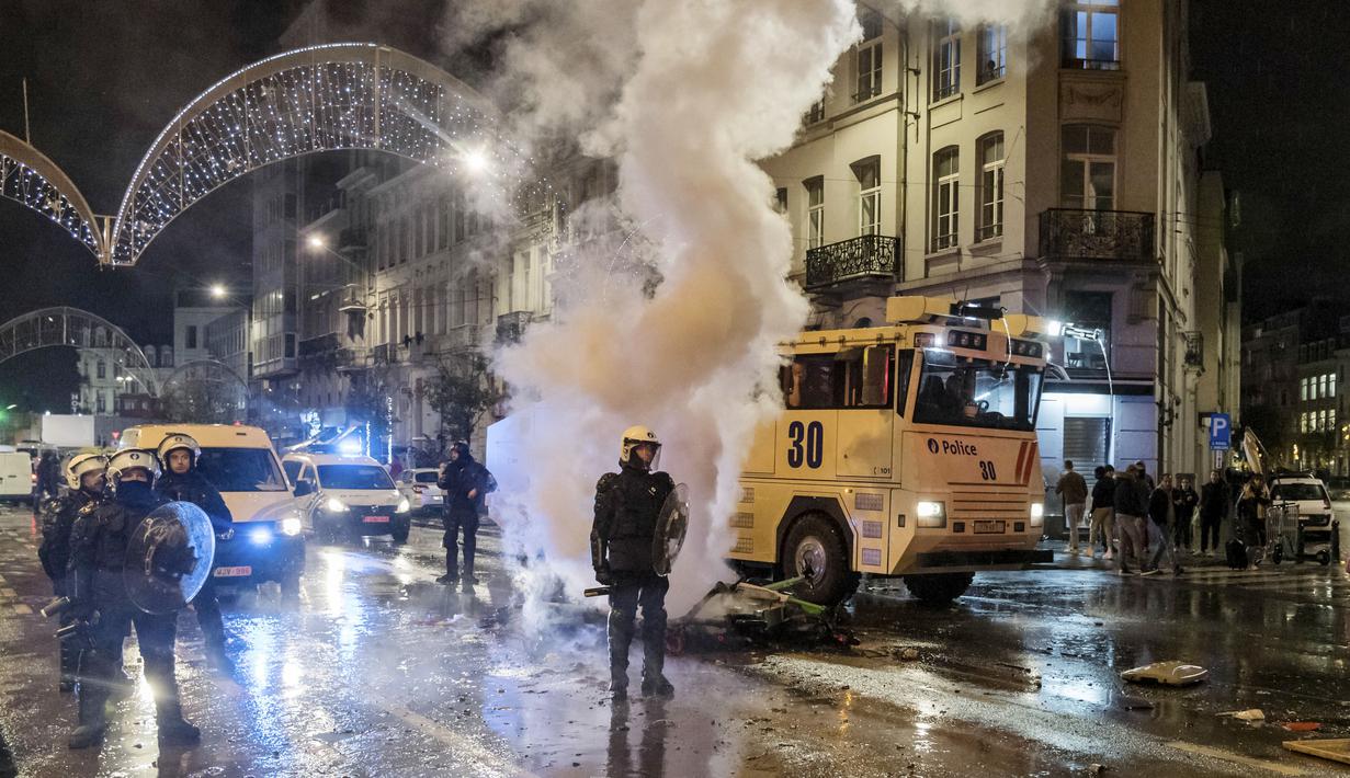 Suporter Belgia tak mampu menutupi kekeceawaan usai tim kesayangannya dipermalukan Maroko di Piala Dunia 2022. (AP/Geert Vanden Wijngaert)