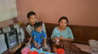 Meski sudah disusui, sang bayi jumbo anak ibu mungil masih saja merengek. (Liputan6.com/Muhamad Ridlo)