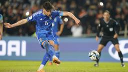 Pemain Timnas Italia U-20, Cesare Casadei, mencetak gol melalui tendangan penalti ke gawang Timnas Inggris U-20 pada babak 16 besar Piala Dunia U-20 2023 di Stadion La Plata, Rabu (31/5/2023). Italia menang dengan skor 2-1 atas Inggris. (AP Photo/Ivan Fernandez)
