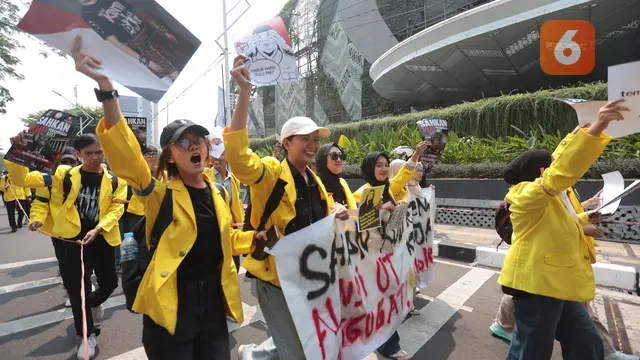 Aksi Mahasiswa Menuju DPR Diwarnai Saling Dorong dengan Polisi