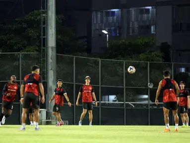 Mauro Zijlstra bersama para pemain Persija berlatih menjelang laga lanjutan BRI Super League 2025/2026 melawan PSM Makassar di lapangan latih Jakarta International Stadium, Jakarta, Kamis (19/02/2026). (Bola.com/Bagaskara Lazuardi)