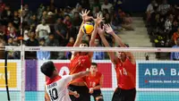 Pemain Timnas voli putra Indonesia, Putratama Fahri Septian (kiri), melakukan smash yang berhasil dihadang oleh pemain Vietnam pada laga Semifinal Bola Voli Putra SEA Games 2023 di Olympic Complex Indoor Main Hall, Phonm Penh, Minggu (7/5/2023). (Bola.com/Abdul Aziz)