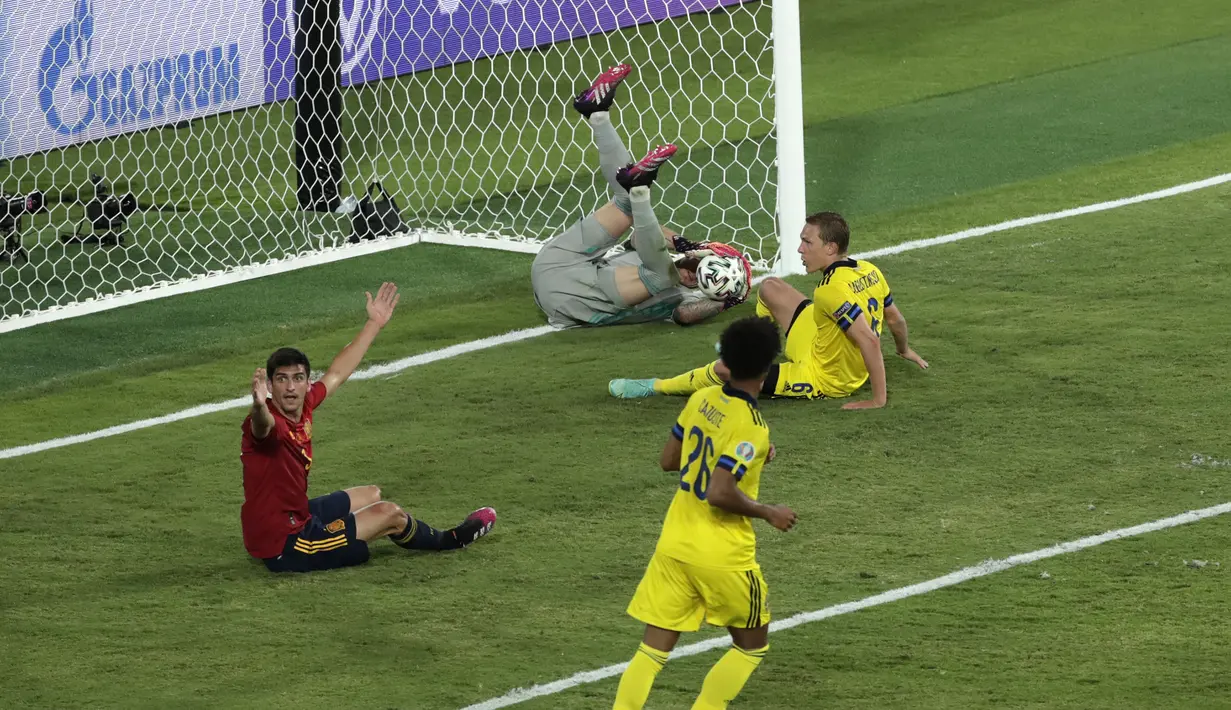 Hingga menjelang usai laga, meski digempur para pemain Spanyol, gawang Swedia tetap steril berkat kesigapan Robin Olsen. (Foto: AP/Pool/Julio Munoz)