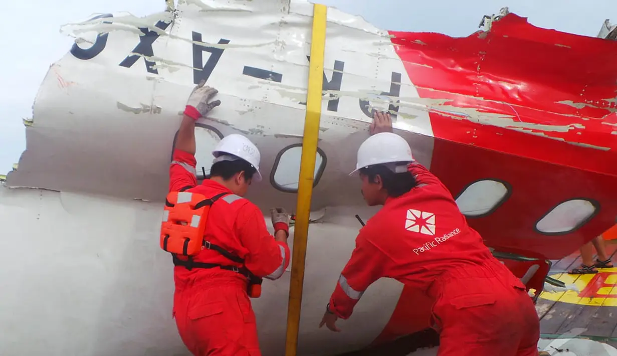 Petugas saat memeriksa bagian belakang pesawat AirAsia di atas kapal Crest Onyx,  Kalteng, Sabtu (10/1/2015). (Liputan6.com/Rochmanuddin)