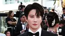 Aktor Thailand Mike Angelo menghadirkan sentuhan maskulin elegan lewat jam tangan L.U.C Quattro rose gold dengan dial biru. Penampilannya semakin mewah dengan diamond rings, stud earrings, hingga cufflinks berlian yang memberikan kesan refined di red carpet Cannes. [Dok/Chopard].