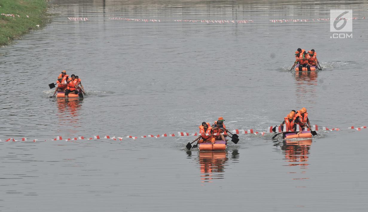 Petugas dari UPK Badan Air Dinas Lingkungan Hidup Kecamatan Duren Sawit beradu kecepatan saat lomba dayung di Kanal Banjir Timur, Jakarta, Sabtu (17/8/2019). Para petugas menggunakan pelampung palka dan sekop dalam perlombaan dayung tersebut.  (merdeka.com/ Iqbal S. Nugroho)