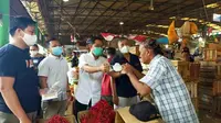 Polda Metro Jaya membagikan 1.500 masker bekerja sama dengan Ikatan Keluarga Pedadang Pasar Indonesia atau IKAPPI.