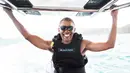 Mantan Presiden AS, Barack Obama memperlihatkan senyumnya saat menjajal olahraga ekstrim dalam liburan di Kepulauan Karibia, Selasa (7/2). Obama keluarga bersantai setelah pensiun dari Gedung Putih (AP/Jack Brockway)