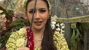 Saat proses siraman, Mahalini kenakan dua kain batik berbeda. Kain batik merah dijadikan kemben berbalut vest roncean melati. [@rizkyfbian]
