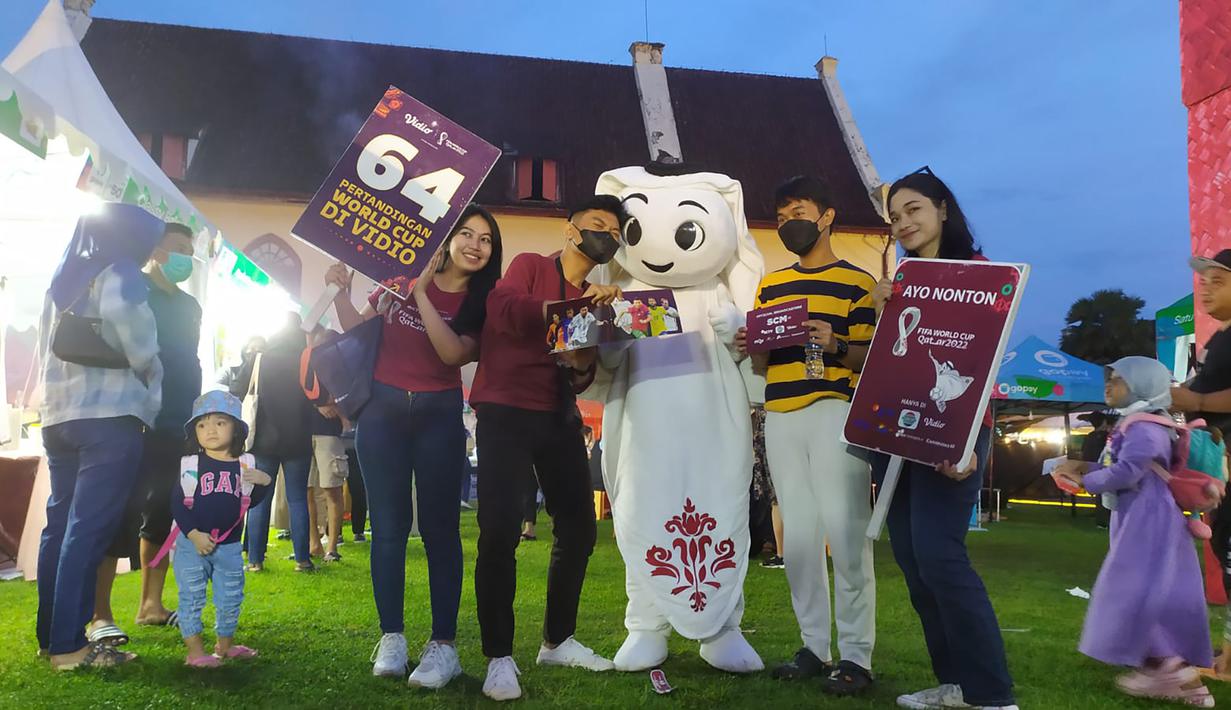 Lagi-lagi, La'eeb menjadi buruan untuk berfoto bareng dengan para pengunjung Makassar Culinary Night. (Procomm Surya Citra Media)
