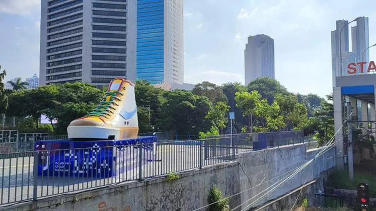 Tugu Sepatu di Jalan Sudirman, Jakarta Pusat