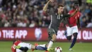 Thomas Muller (kanan) berusaha melewati hadangan pemain Norwegia, Stefan Johansen pada kualifikasi piala Dunia 2018 di Stadion Ullevaal, Oslo (5/9/2016) dini hari WIB. (AFP/ John Macdougall)