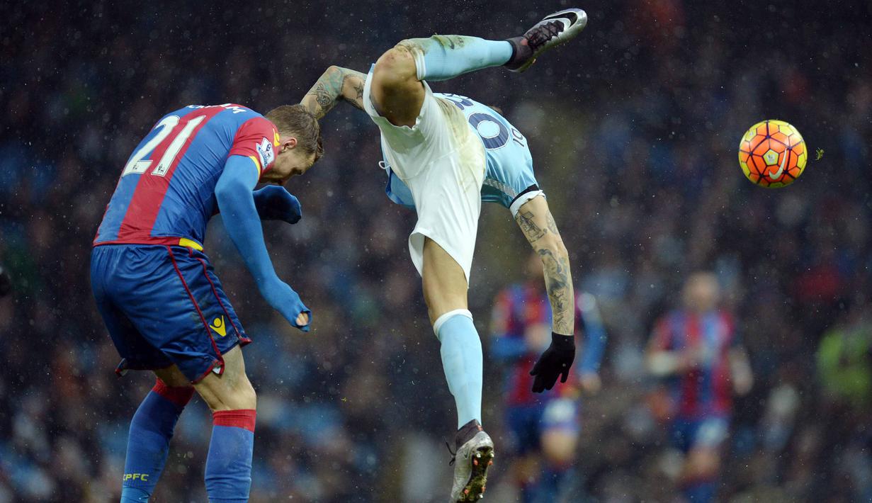 Pemain Manchester City, Nicolas Otamendi (kanan)  menghalau bola dari pemain Crystal Palace, Connor Wickham pada lanjutan liga premier Inggris di Stadion Etihad, Manchester, Sabtu (16/1/2016). (AFP Photo/Oli Scarff)