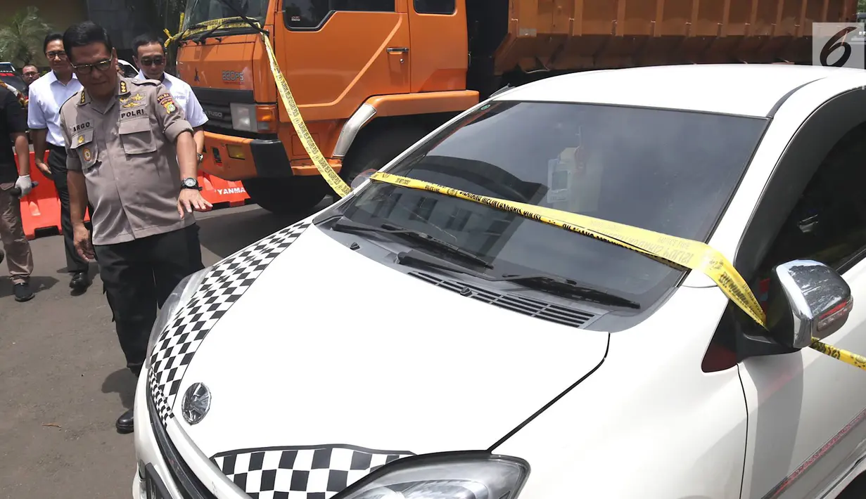 Kabid Humas Polda Metro Jaya Kombes Argo Yuwono memeriksa barang bukti kasus sindikat pencurian kendaraan bermotor di Polda Metro Jaya, Jakarta, Kamis (14/3). (Liputan6.com/Immanuel Antonius)