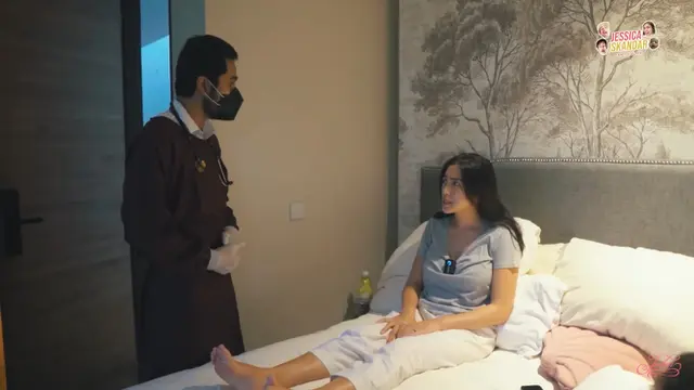 Jessica Iskandar dan moment spesial baby Don (Foto: Screenshot Youtube KHAWATIR GEJALA, JEDAR DIRAWAT DIRUMAH TIDAK BISA TINGGALAKAN BABY DON)
