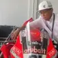 Bikin heboh, panitia lokal bikin konten buka boks kargo Ducati. (sumber: otosia)